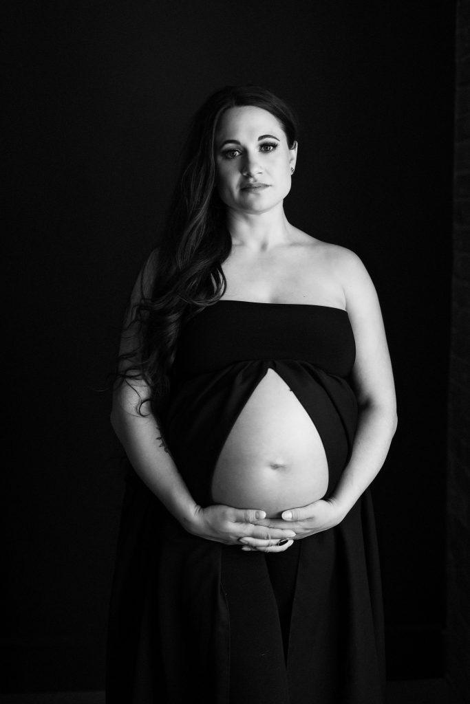 black and white pregnancy photography